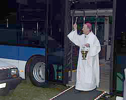 Mgr Perrier bénit le nouveau bus de l'hospitalité ND Lourdes