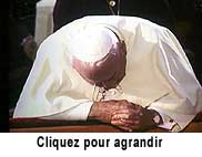 Le Pape en prière à Massabielle